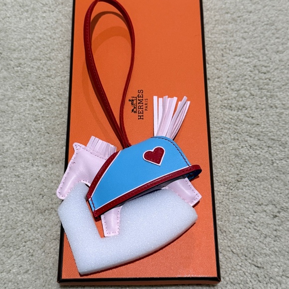 2025 New Rare Hermès Rodeo Robeo Coeur Charm PM Pink Red Blue - Picture 1 of 8